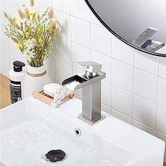 Grifos de lavabo en cascada: estilos para un baño moderno